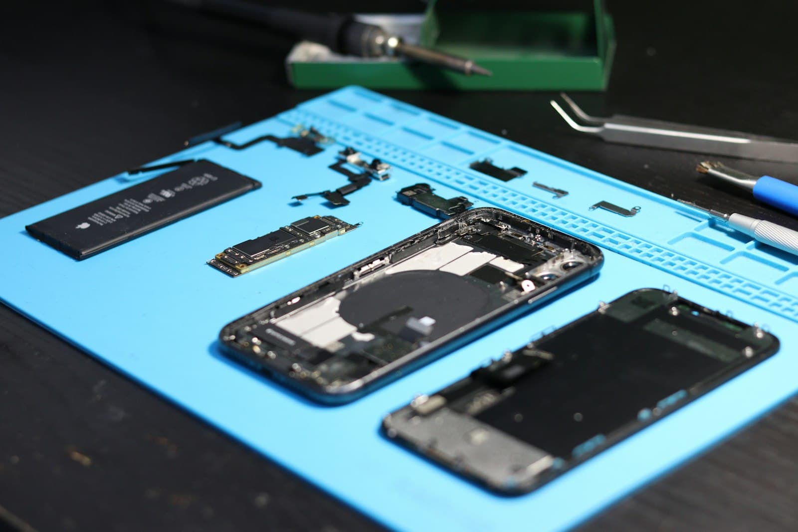 Téléphone démonté sur tapis de réparation antistatique
