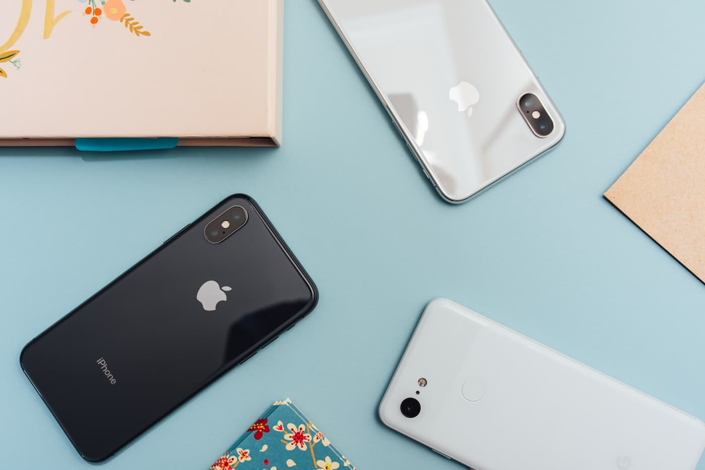 Smartphone dont l’écran est inspecté avant remplacement