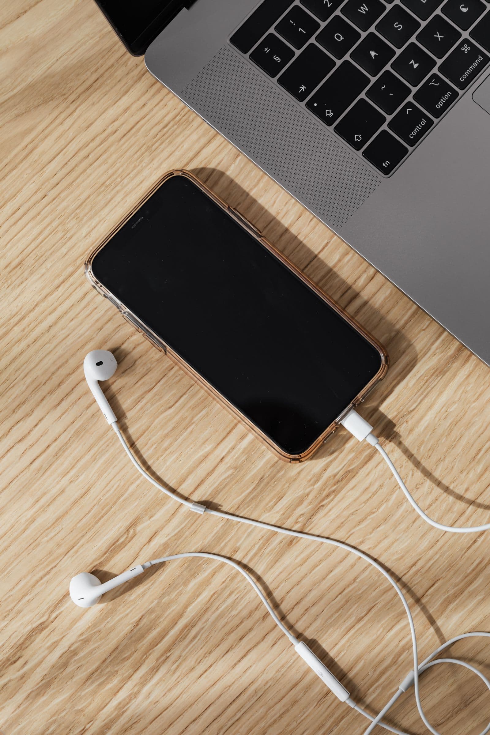 Technicien réparant un téléphone démonté sur un établi d’atelier